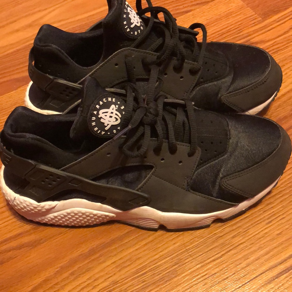 Black Nike Huaraches women’s 10